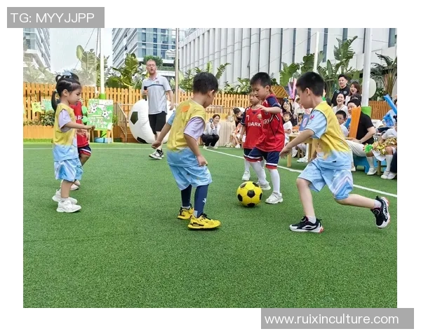 足球踩到蛋的搞笑瞬间揭示了运动中的意外与欢乐